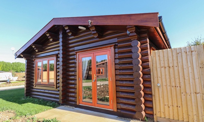 Castle Bytham Cabaña | ROWAN LODGE, family friendly, with pool in Greetham, Rutland