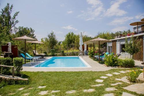 Tragilos Casa | Roxani Aqua Bliss - Serene Garden Getaway