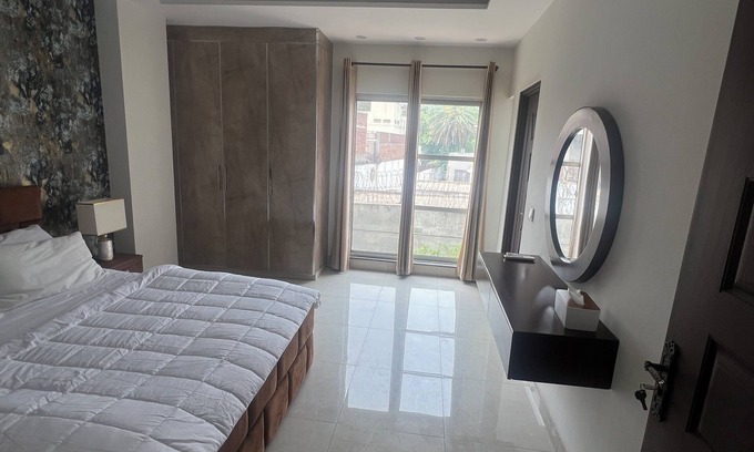 Mall Road Apartamento | Royal BNB Two bedroom apartment in Lahore, downtown, free parking ,wifi with AC