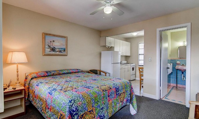 Clearwater Beach Hotel | Royal Canadian Motel