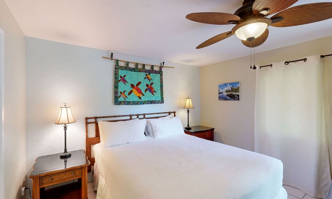 Kailua-Kona Condominio | Royal Kahili retreat with pool, hot tub, lanai, & elevator - near beach