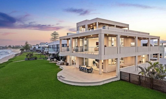 The Entrance North Casa | Royal Retreat Luxury Beachfront View
