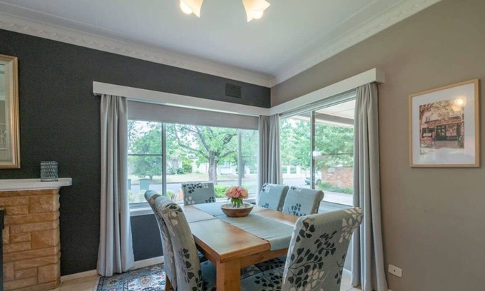 Dubbo Casa | Roycox Cottage - Charming Escape, Fireplace