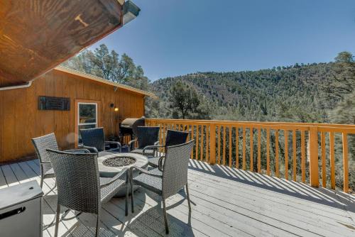 Ruidoso Casa | Ruidoso Cabin Rental with Hot Tub Walk to Main!