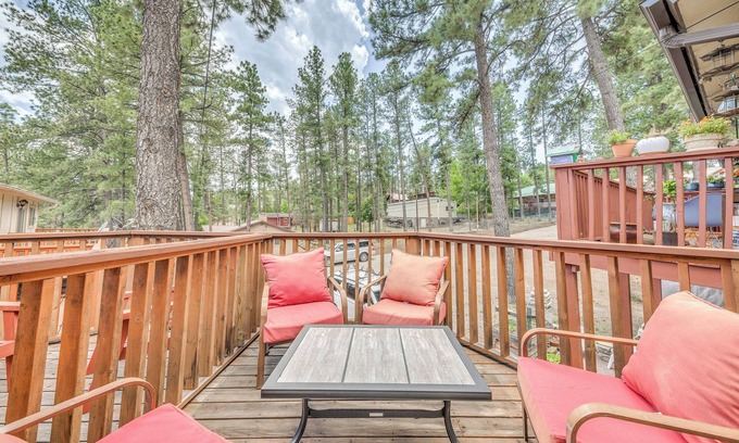 Ruidoso Apartamento | Ruidoso Home w/ Balcony ~ 16 Mi to Ski Apache!