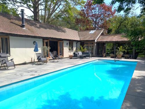 Chichester Casa | Rural Cottage Retreat, Near Goodwood Festival of Speed, Dog Friendly with Shared Outdoor Pool, gardens & Tennis, Free Parking! Chichester Holiday Properties