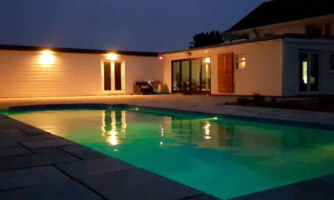 Wisbech Villa | Rural Farmhouse with Swimming Pool Getaway