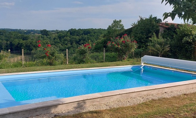 Saint-Martin-de-Riberac Cabaña | Rural cottage with pool, secluded garden