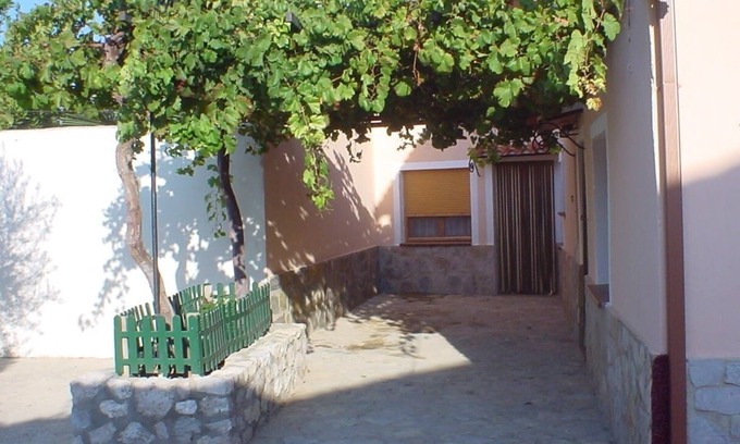 Alcalá del Júcar Cabaña | Casa Rural "casa del cerro III" barbacoa chimenea patio 350m, playa de río 5min