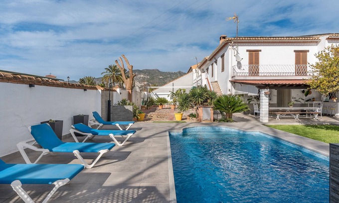 Durcal Casa | Casa rural 'Cortijo El Almimbral' con vistas a la montaña, piscina privada y Wi-Fi