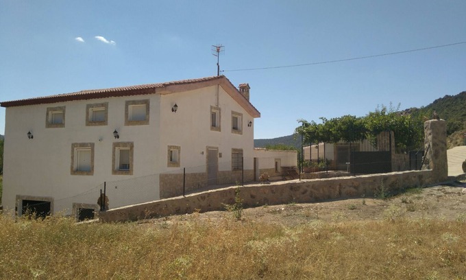 Valdemoro-Sierra Casa | CASA RURAL IDEAL PARA CELEBRACIONES, AMPLIO SALON , BARBACOA, 18 PERSONAS