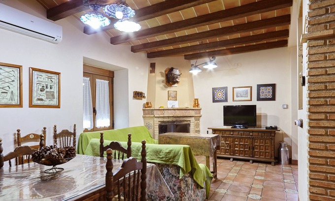 Martos Casa | Casa rural 'La Acacia' con piscina privada, Wi-Fi y aire acondicionado
