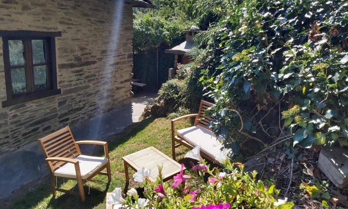 Samos Casa | Casa rural 'O Paxar' con vistas a la montaña, terraza privada y Wi-Fi