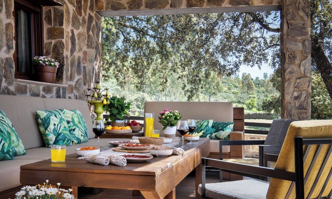 Llerena Cabaña | Casa rural rodeada de montañas con piscina, skatepark y zona infantil en Llerena