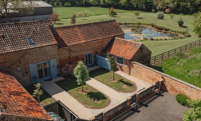 Ashby cum Fenby Cabaña | Rural three-bedroom barn conversion