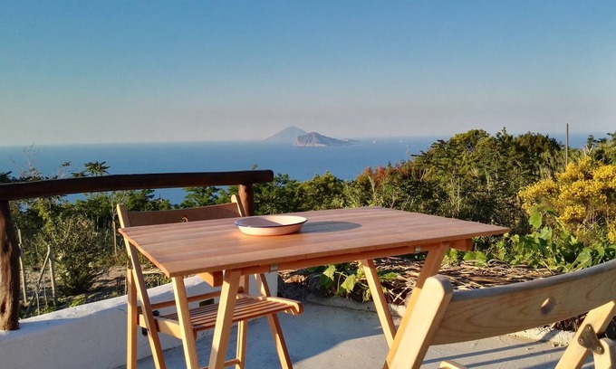 Quattropani Villa | Villa rural en estilo típico de las Eolias.