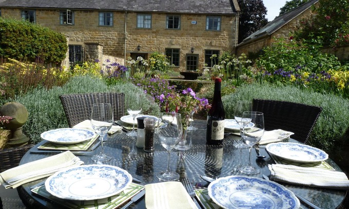 Broadway Cabaña | Russell Court Cottage Historic 18th-Century Cotswold Retreat in Central Broadway