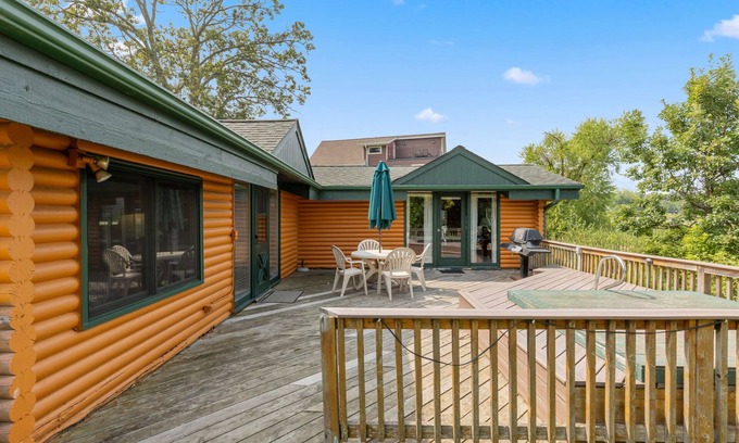 Breezy Point Cabina | Rustic 2BR Cabin with Deck Overlooking Golf Course