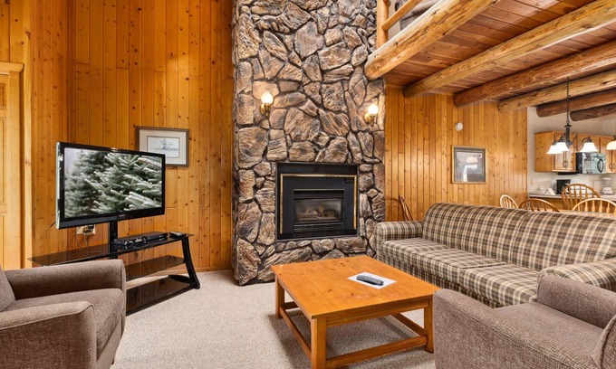 Breezy Point Condominio | Rustic 2BR Loft Cabin w/ Deck in Pelican Woods