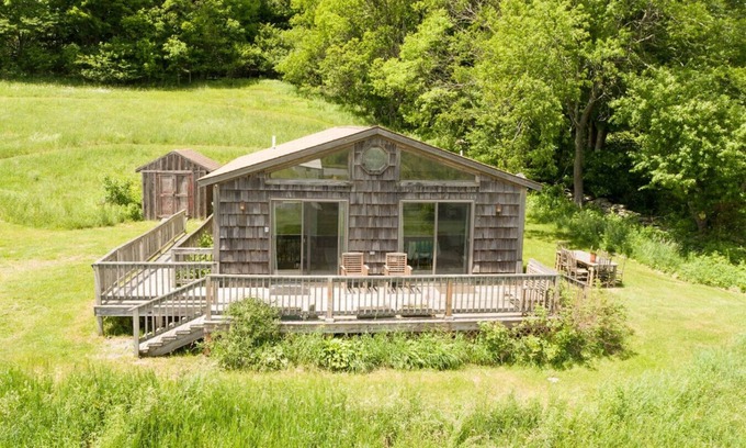 De Lancey Cabina | Rustic 2BR Summer Cabin Getaway with Stunning Mountain Views