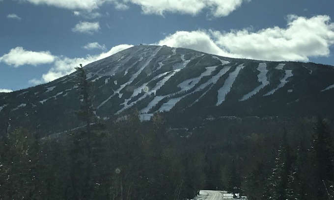 Carrabassett Valley Condominio | Rústico y acogedor Walk In-Walk Out Ski Condo