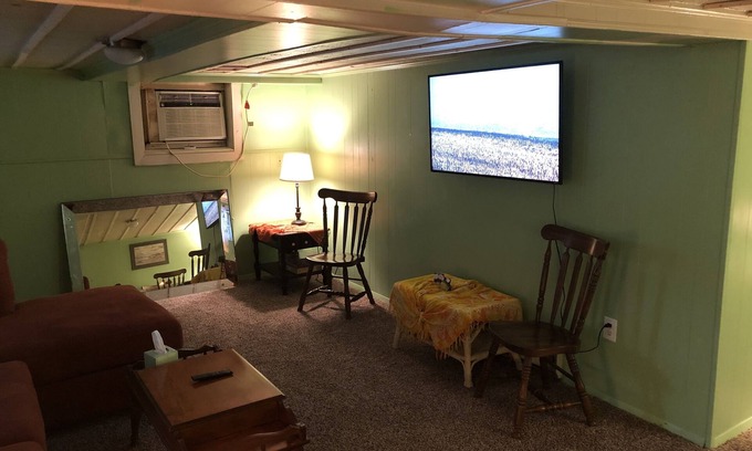 Cottage Line Apartamento | Rustic BEACH FRONT Basement Apt, Pet Friendly Wi-Fi by RedAwning