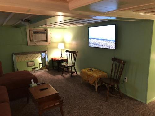 Cottage Line Apartamento | Rustic BEACH FRONT Basement Apt, Pet Friendly Wi-Fi apts