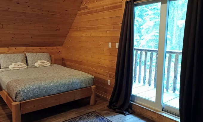 Golden Cabina | Rustic Beaverfoot Lodge Dream Cabin
