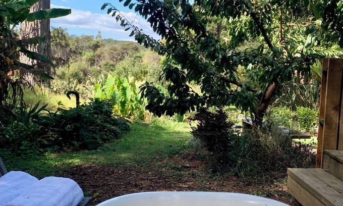 Parau Cabina | Rustic Cabin Getaway - simple luxury with cosy loft bed, outdoor fire and bath