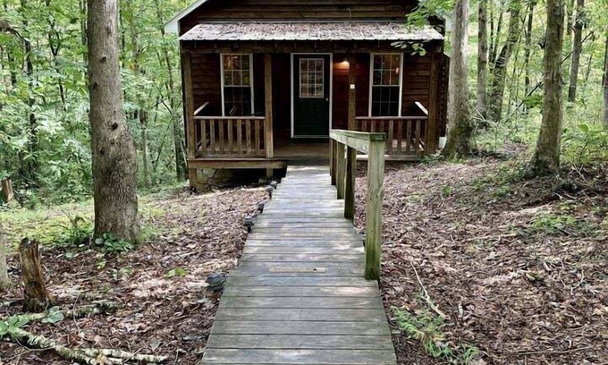 Elkin Cabina | Rustic Cabin on 28-Acre Property in the Foothills of the Blue Ridge Mountains