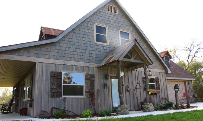 Newcastle Cabina | Rustic Cabin on 40 Acre Working Cattle Ranch ~Wineries Hiking Family friendly~