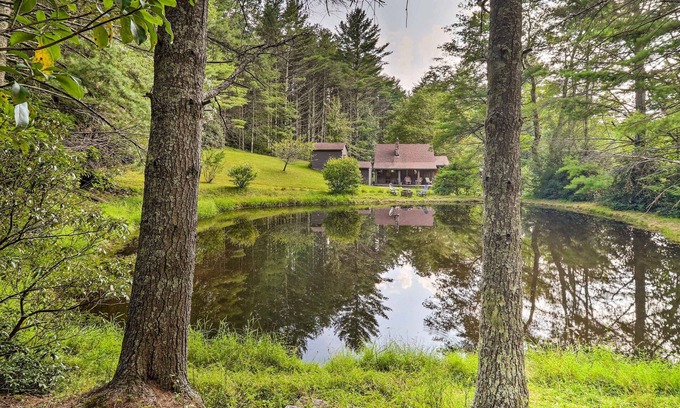 Ennice Cabina | Rustic Cabin w/ Patio & Pond on Blue Ridge Parkway