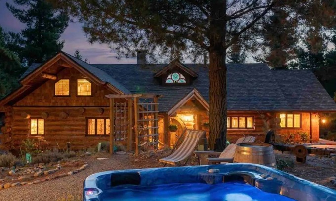 Alexandra Cabina | Rustic Cabin With hot tub at Homewood Forest Retreat