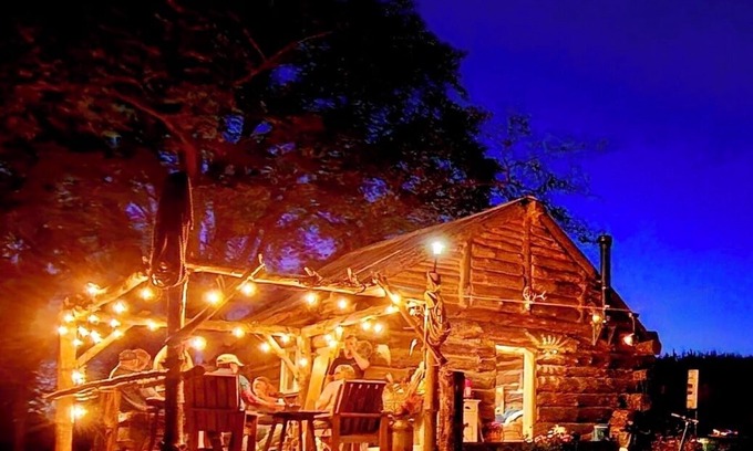 Ellsworth Cabina | Rustic Cabin with Stunning Views and Walking Paths