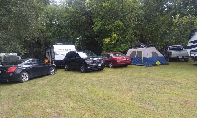 Welch Alquiler De RV | Rustic campground in charming Welch with WiFi access