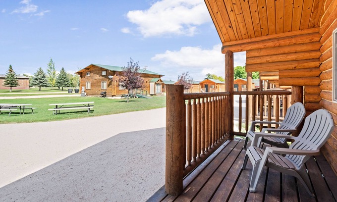 St. Charles Cabina | Cabaña rústica para acampar con un gran porche delantero, cocina y WiFi gratis