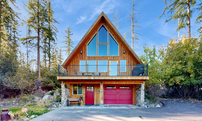 Lakeside Cabina | Rustic charm w/ modern amenities, an expansive back patio, mountain views
