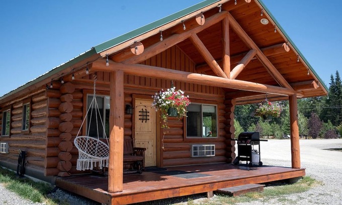 Bonners Ferry Cabina | Rustic-Chic Log Cabin with King Bed & Kitchen | Bonners Ferry, Idaho Retreat