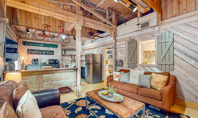 Eureka Springs Historic District Cabaña | Rustic cottage with backyard & central AC - near downtown attractions