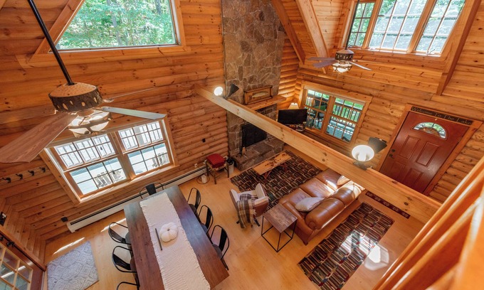 North Glade Hills Casa | Rustic Deep Creek Cabin w/ Fire Pit & Hot Tub