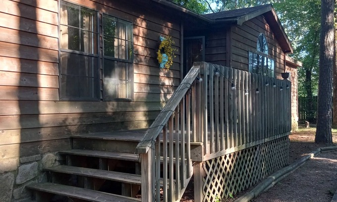 Morrilton Casa | Rustic Hide Away House near Petit Jean State Park!