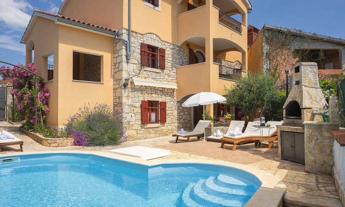 Marcana Casa | Casa rústica con piscina climatizada cerca de Pula