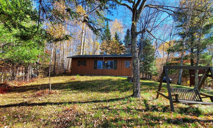 Bovey Cabina | Rustic Lakeside Cabin