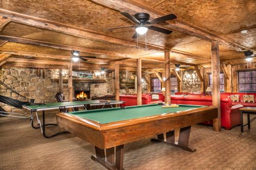 Gatlinburg - Pigeon Forge Chalet De Esquí | Rustic lodge- sleeps 24- space for large groups, hot tub, pool table, ping pong, and so much more!