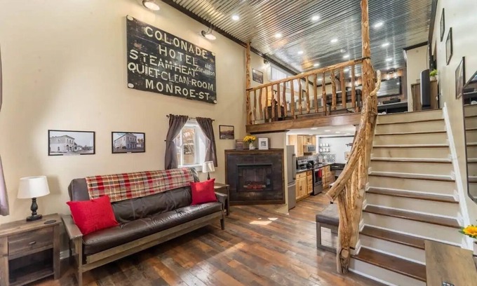 Eureka Apartamento | Rustic Loft @ historic Colonnade Hotel