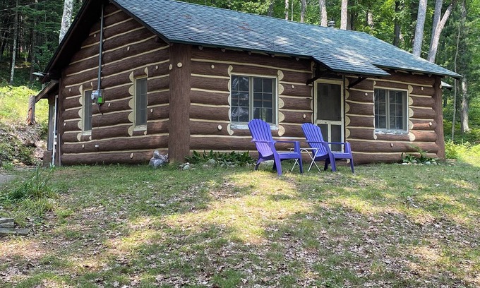 Atlanta Cabina | Rustic Log Cabin on beautiful Avery Lake.