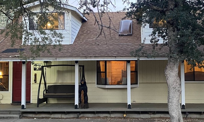 Mariposa Cabina | Rustic lower story 2 bedroom/2bath hot tub 3 minutes from town Yosemite Mariposa