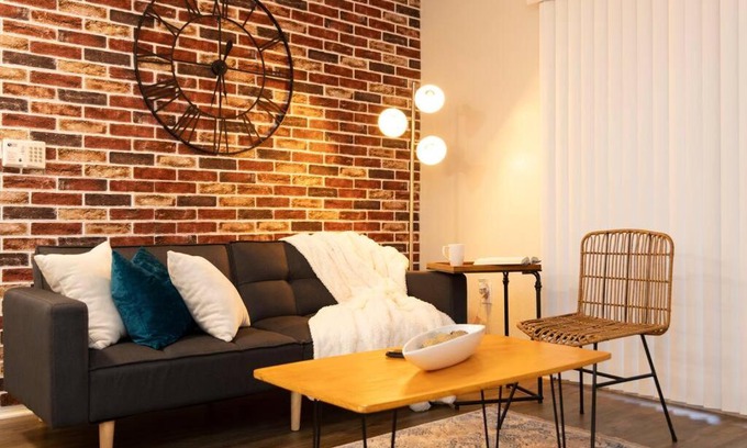Gainesville Apartamento | Rustic Luxe Loft , A King Bed Hideout with Edge
