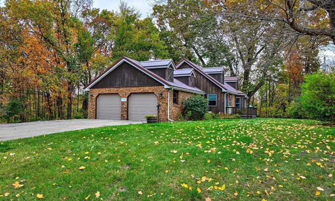 Middlebury Casa | Rustic Middlebury Retreat w/ Yard & Fire Pit!
