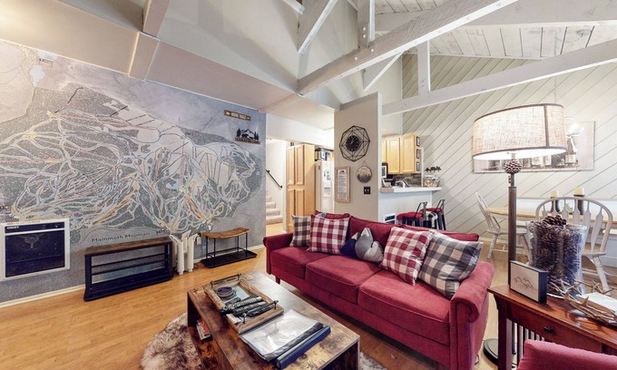 Majestic Pines Condominio | Rustic Mountain Cabin, Outdoor Pool & Hot Tub On-site. Golf Course Nearby!